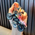 Porte-clés de moto noir avec éclaboussures de peinture rouge et fonction de recul - Rouge