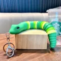 Portachiavi flessibile a forma di serpente articolato verde e giallo per borse e auto - Verde