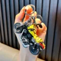 Porte-clés moto à rétro-friction cool avec des motifs de flammes jaunes et noirs - Jaune