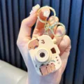 Lindo llavero proyector de cámara Capybara crema con un resistente cierre de metal dorado - Estilo Carpincho Apilado