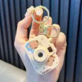 Llavero de cámara de proyección de Capybara con anillo dorado para bolsos y regalos - Estilo Carpincho Bañándose