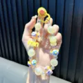 Bijou de téléphone fait main en perles colorées avec ours jaune et lettres 'min' - Style Ours Jaune