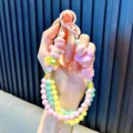 Kralen beer sleutelhanger met macaron gekleurde kralen en een roze muis charme. - Roze
