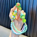 Kleurrijke kralen telefoonriem met schattige groene beer hanger en pastel kralen. - Groen