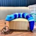 Portachiavi flessibile a forma di serpente snodato con segmenti blu sfumati per borse - Blu