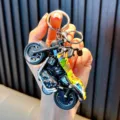 Porte-clés moto détaillé avec mécanisme à rétro-friction pour sacs et clés de voiture - Orange