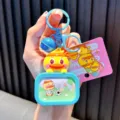 Adorable llavero de patito amarillo Genki con tema de fútbol y un cascabel azul - Azul