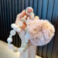 Llavero con pompón de pelo sintético y cuentas iridiscentes para bolsos y teléfonos móviles - Cadena de Pompones con Cuentas / Café