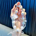 Élégante chaîne de téléphone en perles irisées avec cœur pixel blanc et nœud - Style Nœud Papillon Cœur Blanc