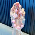 Dragonne de téléphone perlée à la main avec cœur rose et nœud en perles claires - Cœur Rose Nœud