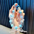 Dragonne de téléphone en perles irisées bleues avec charme de cœur pixel et nœud clair - Style Cœur Bleu Nœud