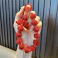 Rode strik kralen sleutelhanger met pompons en luipaardprint details - Dobbelsteenstijl (Met Pakking) / Ankara Rood