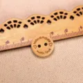 Bouton rond en bois décoratif gravé 'Handmade with love' avec cœurs pour loisirs créatifs - Style Cœur Gravé au Laser (C0243) / 15mm (Lot de 50)