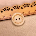 Bouton rond en bois avec gravure « Handmade with love » et cœurs pour projets DIY - Style Cœur Gravé au Laser (C0243) / 20MM (50 Pièces/Paquet)