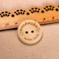 Bouton rond en bois gravé au laser Handmade with love et motifs de cœur pour le bricolage - Style Cœur Gravé au Laser (C0243) / 25mm (50 Pièces/Paquet)