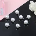 Gros plan de pendentifs en perles d'imitation ABS pour bijoux DIY sur surface miroir - 10mm (10 Pièces/Paquet) / Argent Électroplaqué + Perle Blanche
