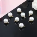 Vue de dessus détaillée de pendentifs en perles blanches avec boucles dorées - 10mm (10 Pièces/Paquet) / Or Électroplaqué + Perle Beige