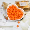 Leuchtend orangefarbene runde Acrylperlen in Herzschale für die DIY-Schmuckherstellung und Basteln - Alphabet T Muster (BSD343) / 6mm (200 Stück/Packung) / Orange