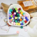 Perles rondes en acrylique aux couleurs acidulées pour la création de bijoux DIY - Perle Ronde à Lettre (BSD343) / 6mm (200 pièces/paquet) / Multicolore