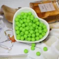 Perles rondes en acrylique vert néon dans un bol en cœur pour la création de bijoux DIY - Perle Ronde (BSD343) / 6mm (200 pièces/paquet) / Vert