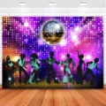 Toile de fond disco rétro violette avec boule à facettes et silhouettes de danseurs vintage - Style Danseurs Disco et Boule Disco (SBJ-007) / 95x75cm