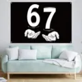 Bannière de tapisserie noire minimaliste avec 67 blanc et mains de dessin animé - 180x120cm