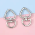Deux boucles à ressort en alliage argenté en forme de cœur avec anneaux D pour bijoux DIY - 2 Pièces/Paquet (27x44mm) / Couleur K Blanc
