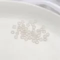 Primer plano de anillas de plata retorcidas para la creación de joyas artesanales - Juego de 20 Piezas / Diámetro 4mm / Bañado en Plata Gruesa