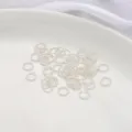 Vista detallada de anillas de salto retorcidas plateadas para proyectos de joyería DIY - Juego de 20 Piezas / Diámetro 6mm / Bañado en Plata Gruesa