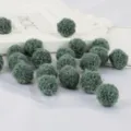 Dunkelgrüne 15-20 mm Polyester-Garn-Pompons für DIY-Schmuck- und Bekleidungszubehör. - Grün