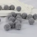 Graue Polyester-Garn-Pompons 15-20 mm für DIY-Schmuck, Basteln und Kleidungsdekoration - Grau