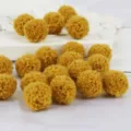 Set gelbe 15-20 mm Polyester-Garn-Bommeln für DIY-Schmuck und Kleidungsdekorationen - Kurkuma