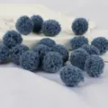 Set aus weichen blauen Polyester-Garn-Pompons für DIY-Schmuck und Kleidungsdekoration - Blau