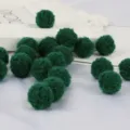 Weiche dunkelgrüne Polyester-Pompons für DIY-Schmuck und Bekleidungszubehör - Dunkelgrün