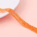 Dettaglio di fili di perle di vetro arancione sfaccettate per gioielli fatti a mano - Giallo Arancio