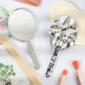 Minimalistisches handgehaltenes Schminkspiegel-Set in Silber mit glattem und Wellen-Finish - Ovaler Galvanisierter Stil (Oval Electroplated Handheld Mirror) / 9.5x21.5cm / Silber