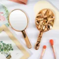 Eleganter ovaler Handspiegel in Roségold mit Galvanisierung und strukturierter Rückseite. - Ovaler Galvanisierter Stil (Oval Electroplated Handheld Mirror) / 9.5x21.5cm / Roségold
