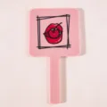 Miroir de maquillage à main rose avec un design artistique de lèvres et cerise rouge - 10*19CM / Lèvres Rouges Flamboyantes