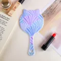 Katzenförmiger Handspiegel für Make-up mit lila und blauem Muschelmuster - Katzenohr Form Handspiegel / Lila Blaues Regenbogenmuster