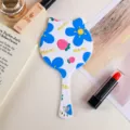 Niedlicher Katzen-Handspiegel mit blauem Blumenmuster und Erdbeer-Grafikdesign - Katzenohr Form Handspiegel / Blau Weiß Sonnenblume
