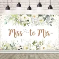 Eleganter blumiger Hochzeits-Hintergrund mit 'Miss to Mrs'-Schriftzug für Brautpartys - Bronze Gold Rand Blumen (SBJ-001) / 95x75cm
