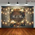 Eleganter Mr & Mrs Hochzeitsfoto Hintergrund mit weißen Rosen und warmen Lichterketten - Vintage Holzmaserung Mr & Mrs Rosen (SBJ-002) / 95x75cm