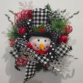 Ghirlanda natalizia con pupazzo di neve, nastri a scacchi e scritta Merry Christmas - Stile Corona Pupazzo di Neve