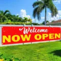 Vivace striscione rosso Welcome Now Open per inaugurazione negozio o giardino. - Stile Rosso Now Open Welcome / 50x300cm (Occhielli e Corda)