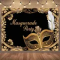 Elegantes Maskenball-Party-Banner mit großer goldener Maske und feiner weißer Federverzierung. - Schwarz Gold Maskenball Maske Stil (SBJ-004) / 95x75cm