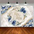 Eleganter Hochzeits-Hintergrund mit blau-weißen Blumen und goldenem Mr & Mrs Rahmen. - Marmor Blaue Rosen Mr & Mrs (SBJ-005) / 95x75cm
