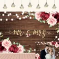 Hochzeitsfotohintergrund mit Mr & Mrs Glitzerschrift und eleganten rosa Rosenmotiven - Holzmaserung Rosa Rosen MR & MRS (SBJ-0010) / 95x75cm