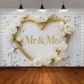 Hochzeits-Hintergrund mit goldenem Mr & Mrs Text, Glitzerherz und weißen Rosen - Weisse Holzmaserung Gold Herz Mr & Mrs (SBJ-0011) / 95x75cm