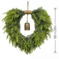 Detail eines 50 cm herzförmigen künstlichen Zedernkranzes mit Metallglocke - Boho-Stil Glockenkranz (J1-46) / Grün