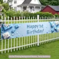 Hellblaues Banner zum 1. Geburtstag mit gedruckten 3D-Geschenken an einem weißen Zaun - Blaues Sternengeschenk Thema (SHF-008) / 30x120cm (Mit Seil)